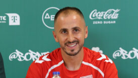 yunan gazetecinin sozlerine zeki yavrudan gulerek cevap geldi 6HQfYs3c