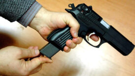 yunanistanda bir evde 174 silah ve 15 bin 500 fisek ele gecirildi Z3zspvQg