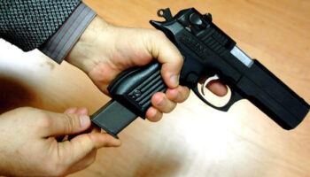 yunanistanda bir evde 174 silah ve 15 bin 500 fisek ele gecirildi Z3zspvQg