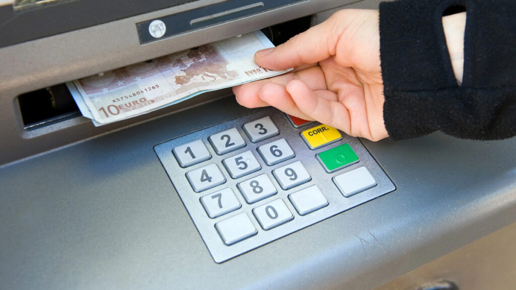 yunanistanda uygulamaya alindi atmden para cekerken ucret alinmasi yasaklandi 2egbLPpN