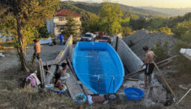zonguldakta yat kalibini koyune tasidi bahcesine havuz yapti epqxx3QV