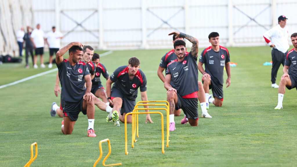 a milli futbol takimi ispanya maci hazirliklarina basladi JjyagIRV