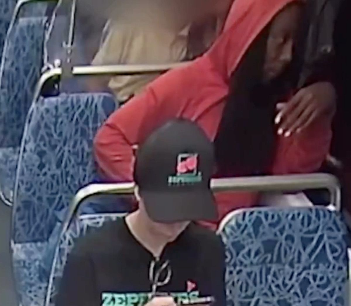 abdde trende onune oturan kadini bogazindan bicakladi o anlar kamerada 0 LLyhtQ9e