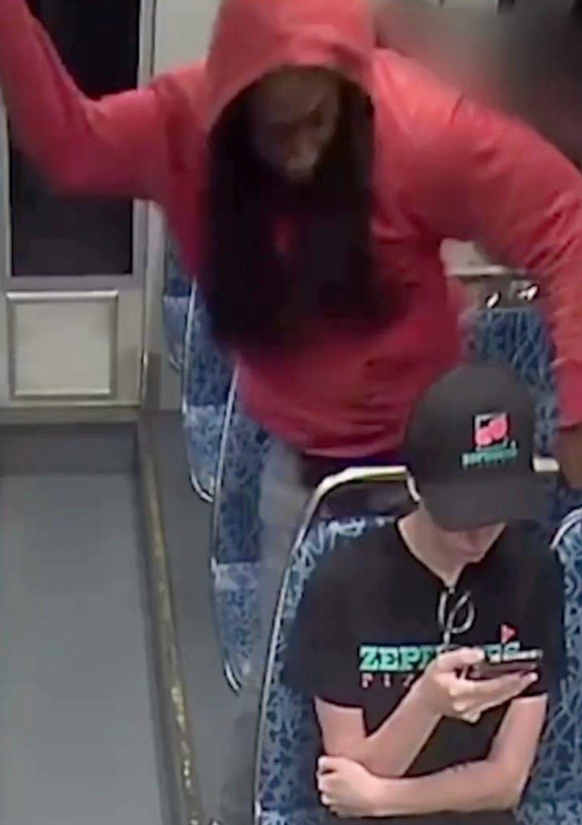 abdde trende onune oturan kadini bogazindan bicakladi o anlar kamerada 1 fTAtvaDV