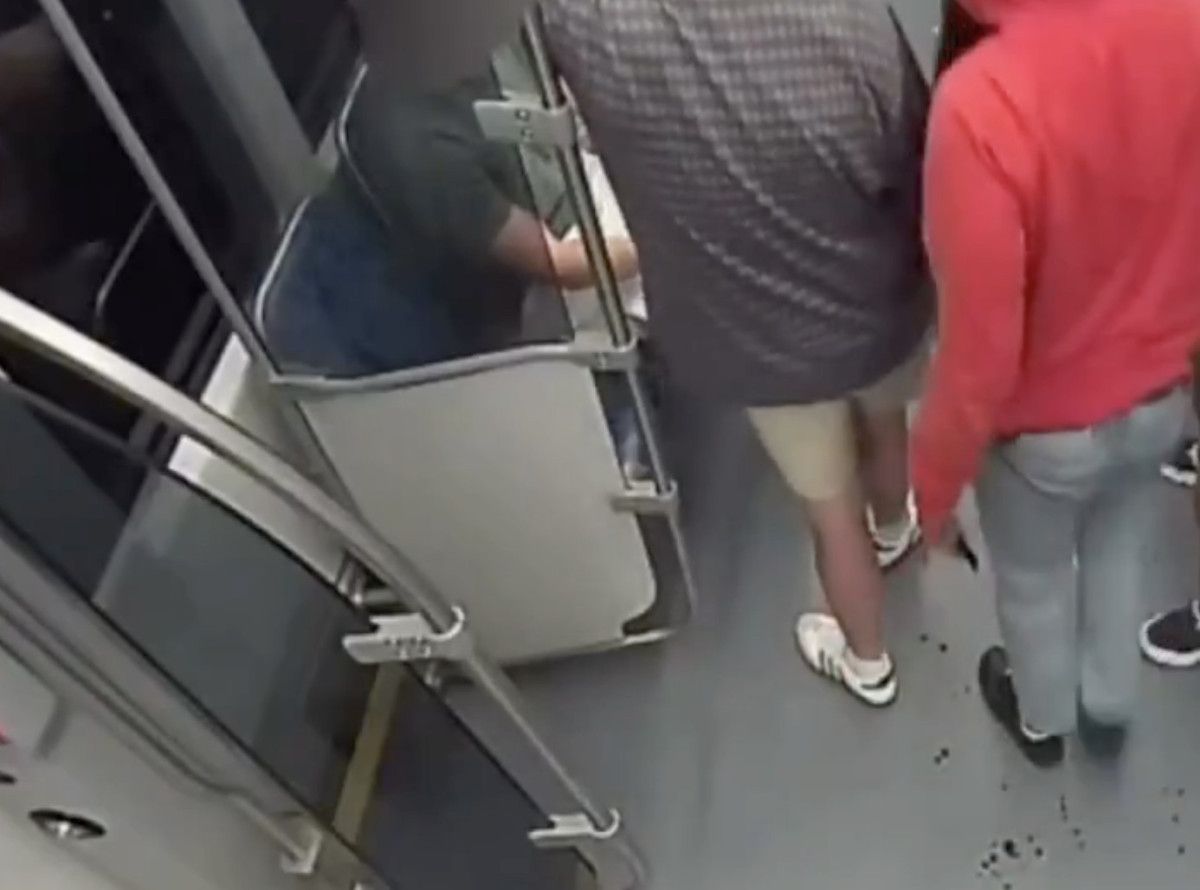 abdde trende onune oturan kadini bogazindan bicakladi o anlar kamerada 3 Nf45yCHN