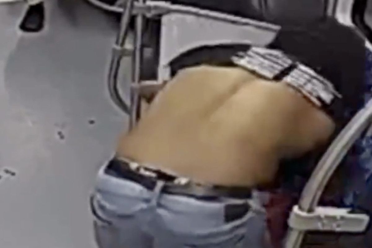 abdde trende onune oturan kadini bogazindan bicakladi o anlar kamerada 4 eu9yHPdJ