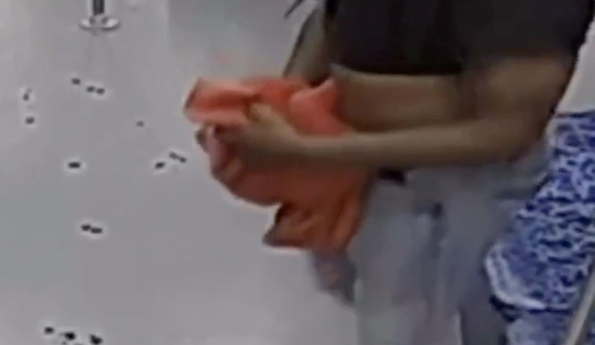 abdde trende onune oturan kadini bogazindan bicakladi o anlar kamerada 5 HiqNUqUf