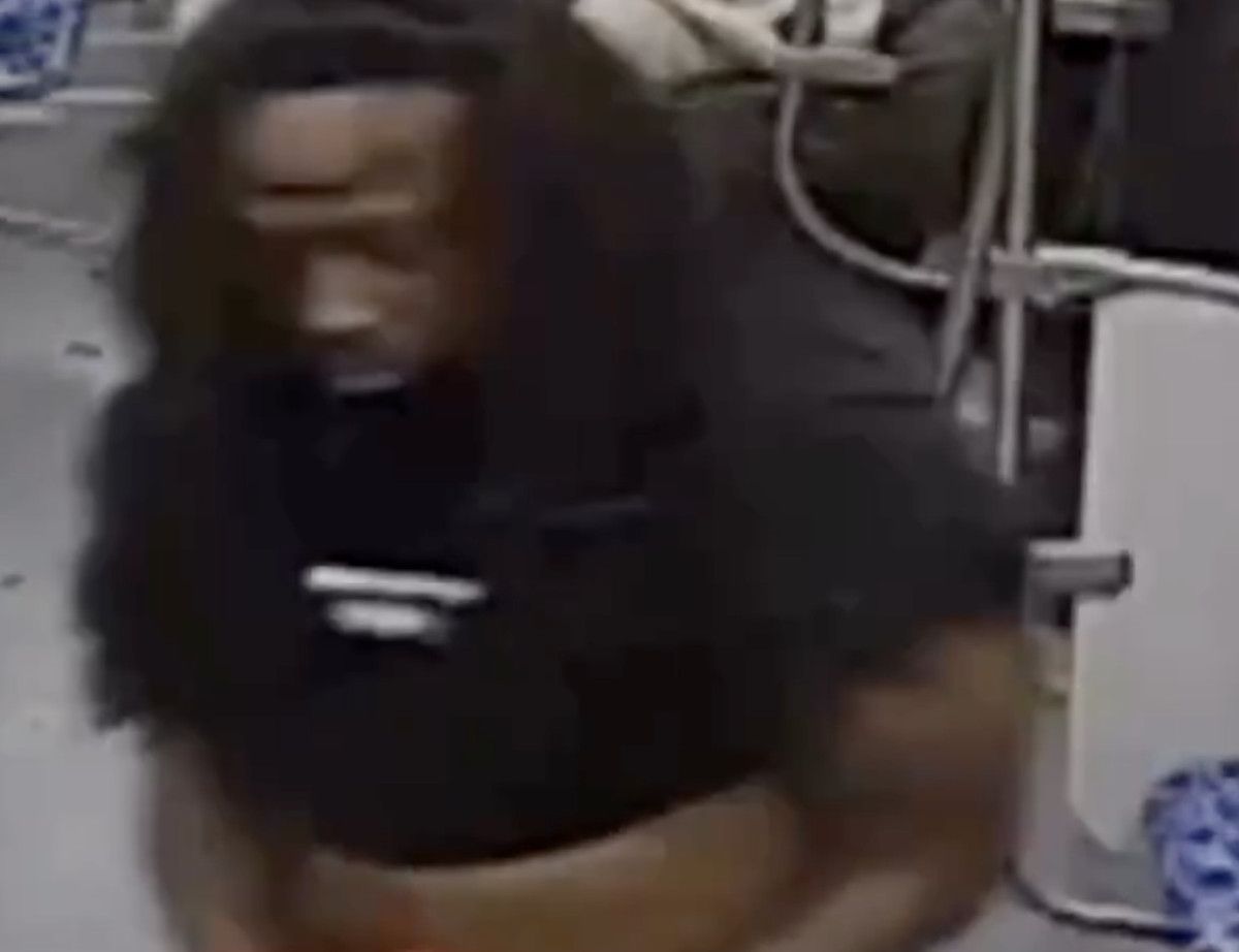 abdde trende onune oturan kadini bogazindan bicakladi o anlar kamerada 6