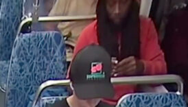 abdde trende onune oturan kadini bogazindan bicakladi o anlar kamerada HNQNheIZ