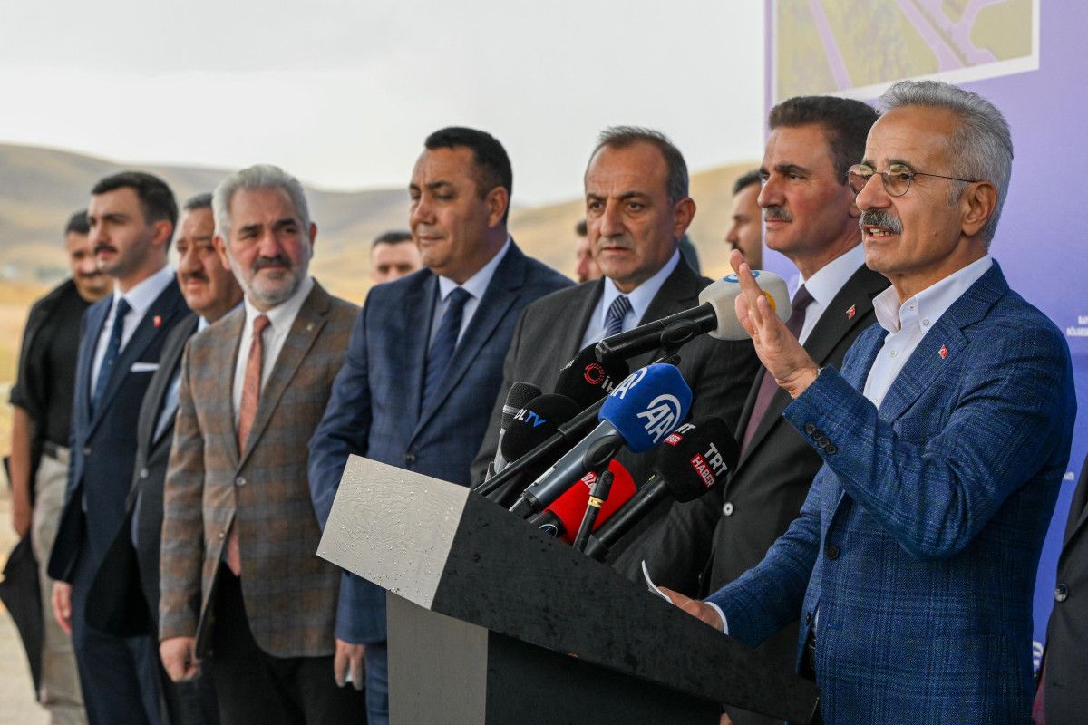 abdulkadir uraloglu gumushanede hedefimiz 2026 yili icerisinde havalimanini bitirmek 0 SGUUbj7C