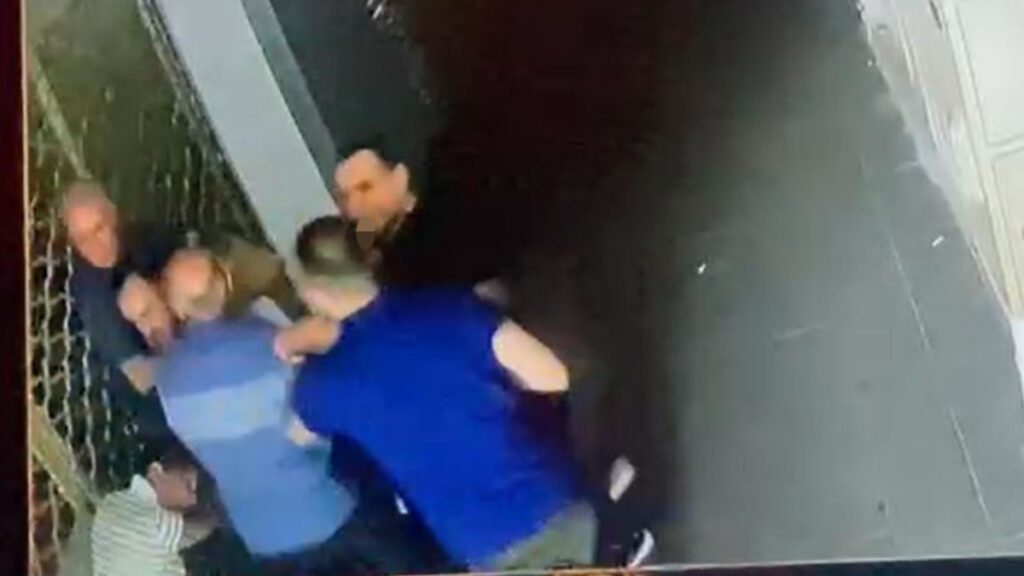 adanada 2 erkek bir kadini sikistirip darbetti v2lHnyzU