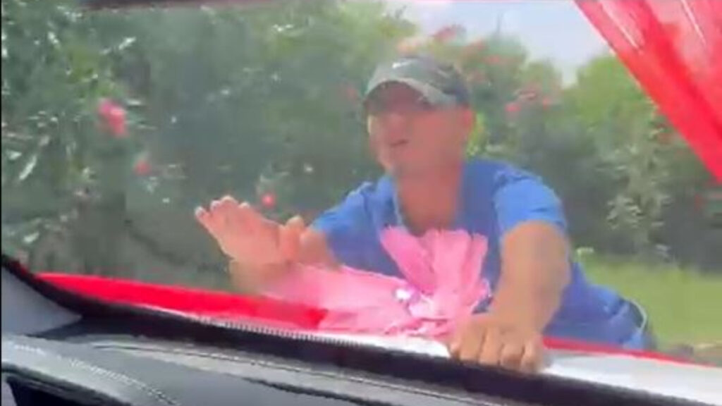 adanada bahsis almak icin gelin aracinin kaputunda metrelerce ilerledi Hhipy2FD