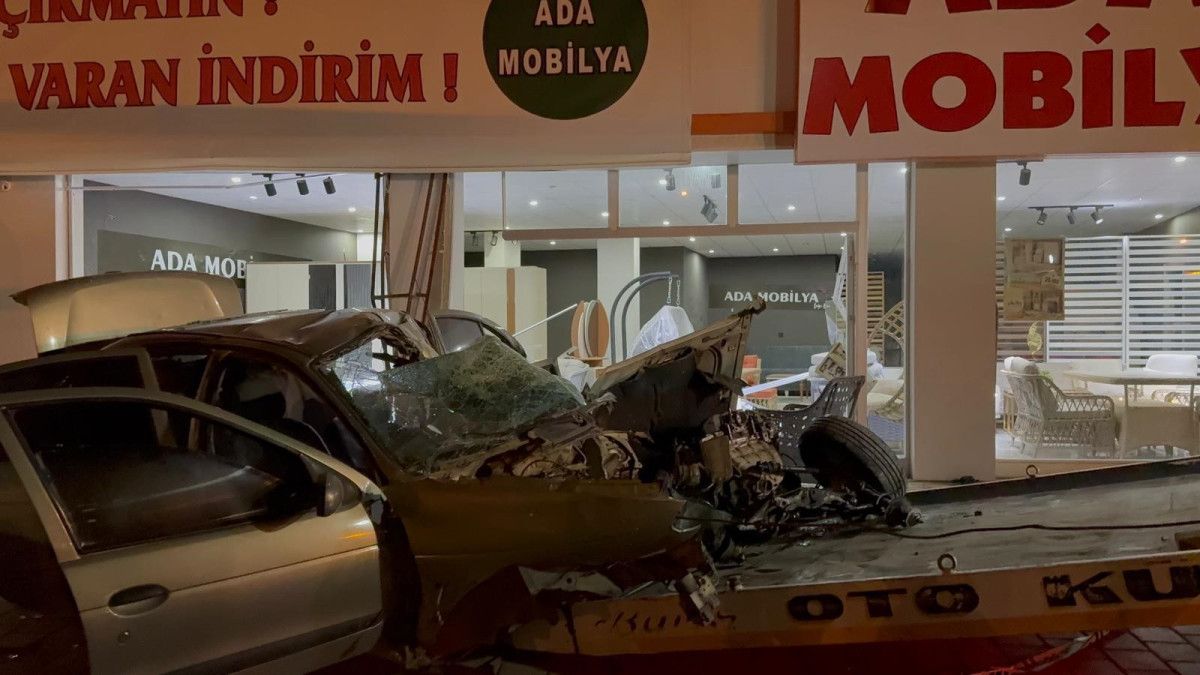 Adana'da kontrolden çıkan otomobil mobilya dükkanına daldı 1 adanada kontrolden cikan otomobil mobilya dukkanina daldi 0 UgWK4O7N