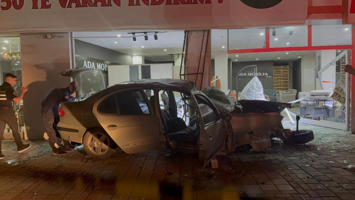 Adana'da kontrolden çıkan otomobil mobilya dükkanına daldı 2 adanada kontrolden cikan otomobil mobilya dukkanina daldi 1 EXIUtOKX