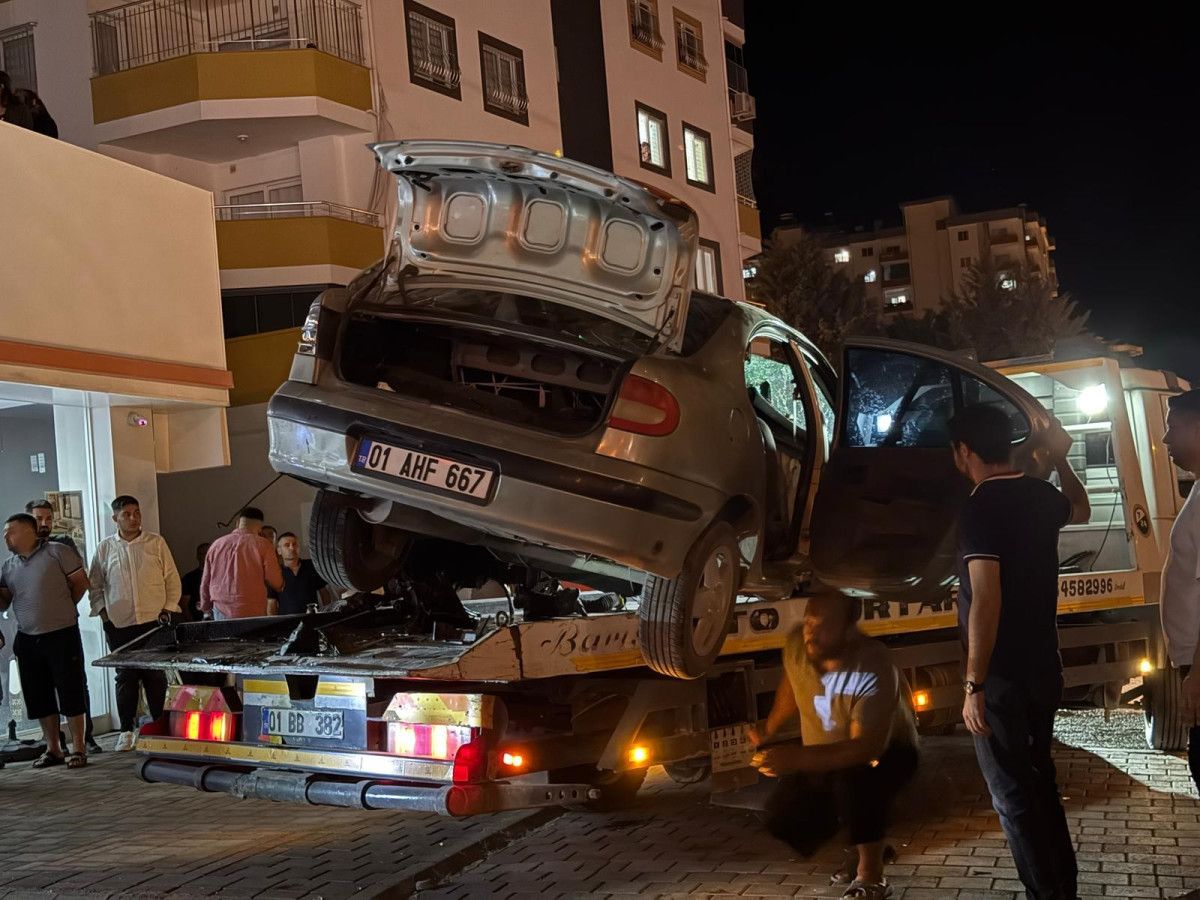 Adana'da kontrolden çıkan otomobil mobilya dükkanına daldı 3 adanada kontrolden cikan otomobil mobilya dukkanina daldi 2 uBJziPb1