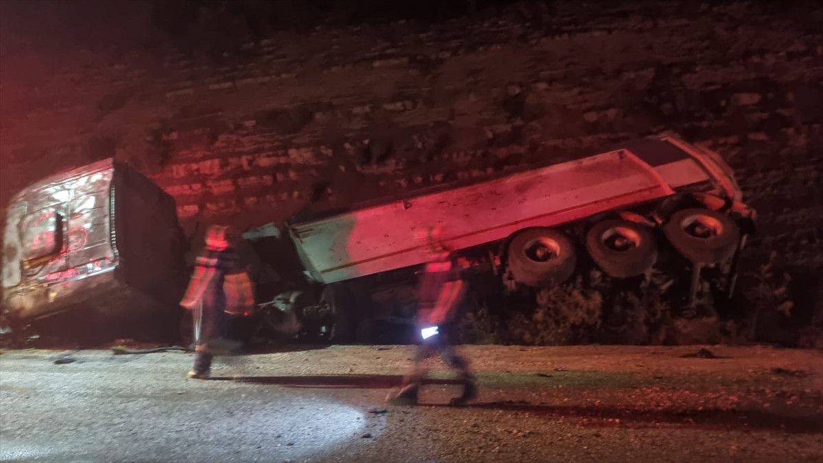 adanada sarampole devrilen kamyondaki 1 kisi hayatini kaybetti 0 49A44Mmc