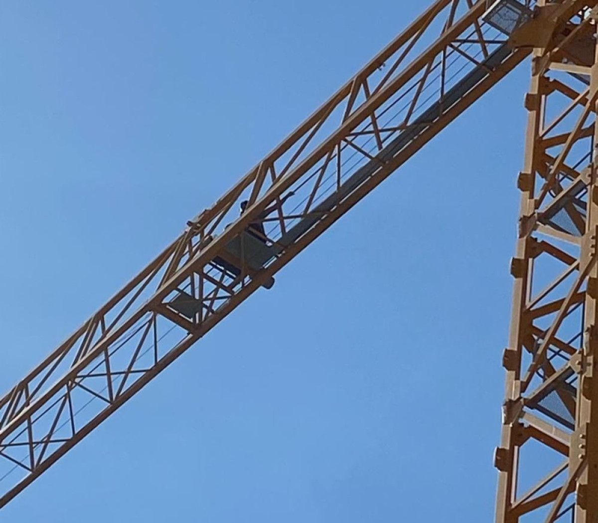 adiyamanda parasini alamayan isci kule vince cikti 0 Uukdcm6p