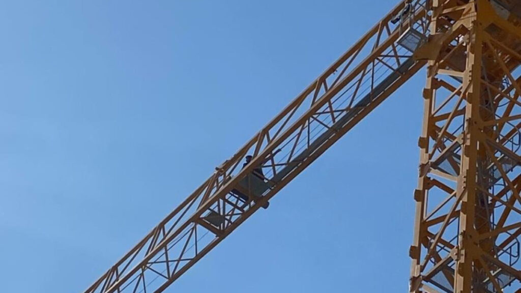 adiyamanda parasini alamayan isci kule vince cikti hv6d7UvM