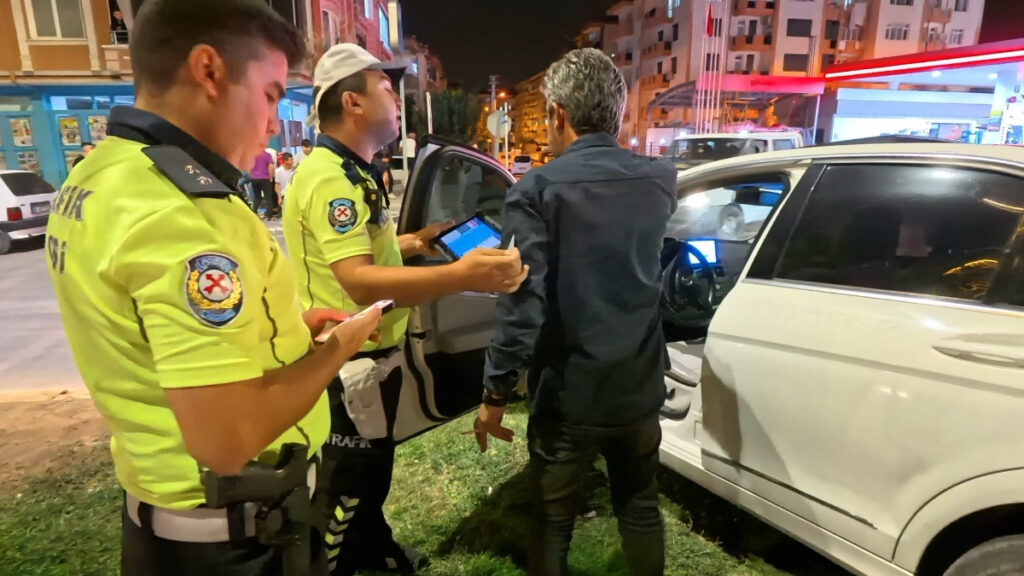 aksarayda alkollu surucu kaza yapip gozaltina alindi hayvan miyim diye sordu sPNes4P4