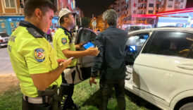 aksarayda alkollu surucu kaza yapip gozaltina alindi hayvan miyim diye sordu sPNes4P4