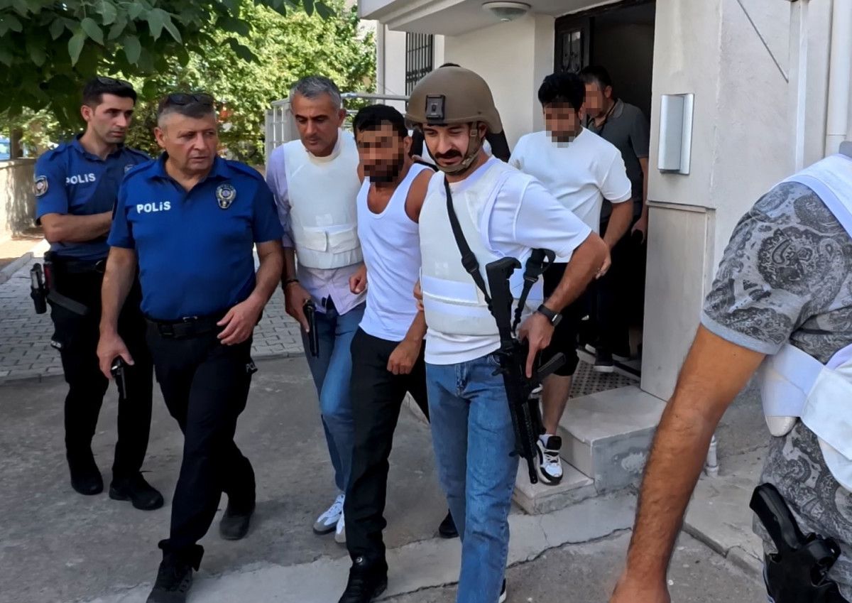 aksarayda elindeki tufekle sokakta gezerek havaya ates acti 1