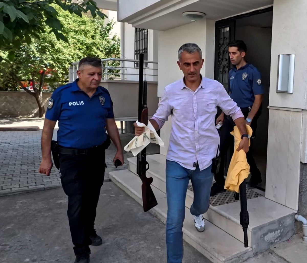 aksarayda elindeki tufekle sokakta gezerek havaya ates acti 2 3JA37E18