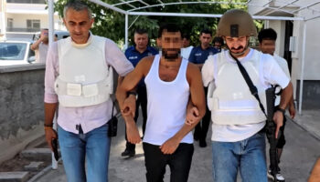 aksarayda elindeki tufekle sokakta gezerek havaya ates acti ZwPgY8D9