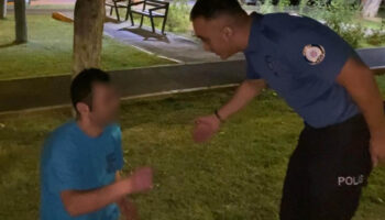 aksarayda parkta sizan sahis polisin elini opmeye calisti Oq6pDwSs