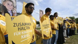 almanyada federal meclis binasi onunde savas bolgelerindeki cocuklarla dayanisma etkinligi eLPZeGDt