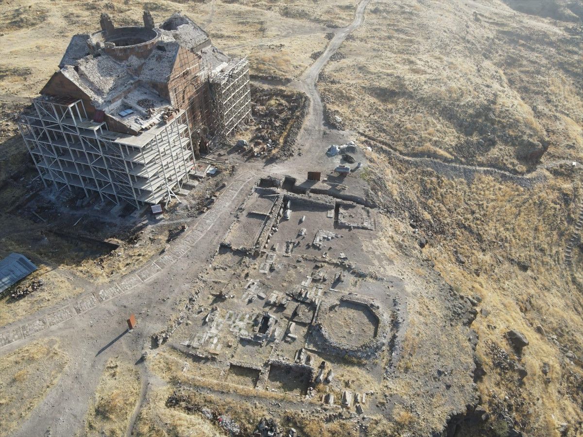 Ani’de tarihi keşif: Yeni bir Selçuklu kümbeti ortaya çıkarıldı 1 anide tarihi kesif yeni bir selcuklu kumbeti ortaya cikarildi 0 jOtJKLhO