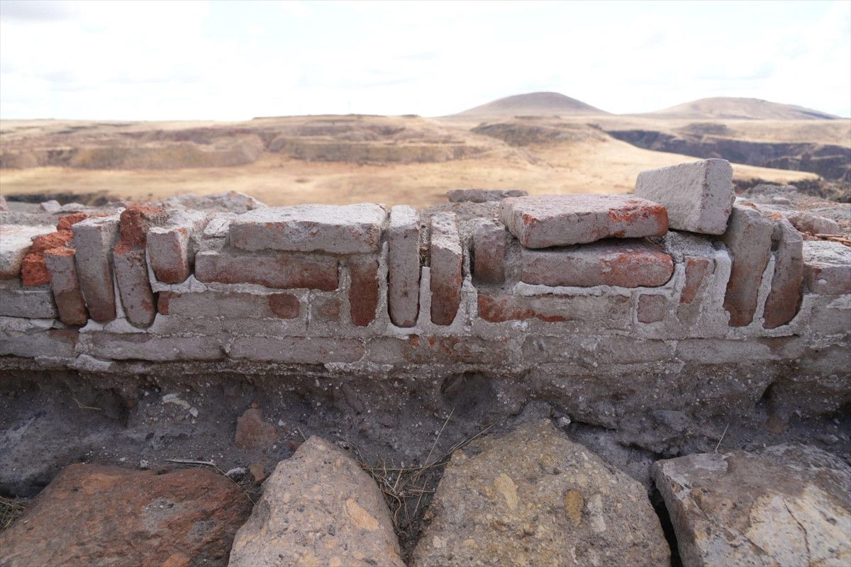 Ani’de tarihi keşif: Yeni bir Selçuklu kümbeti ortaya çıkarıldı 2 anide tarihi kesif yeni bir selcuklu kumbeti ortaya cikarildi 1 pMpaG33L