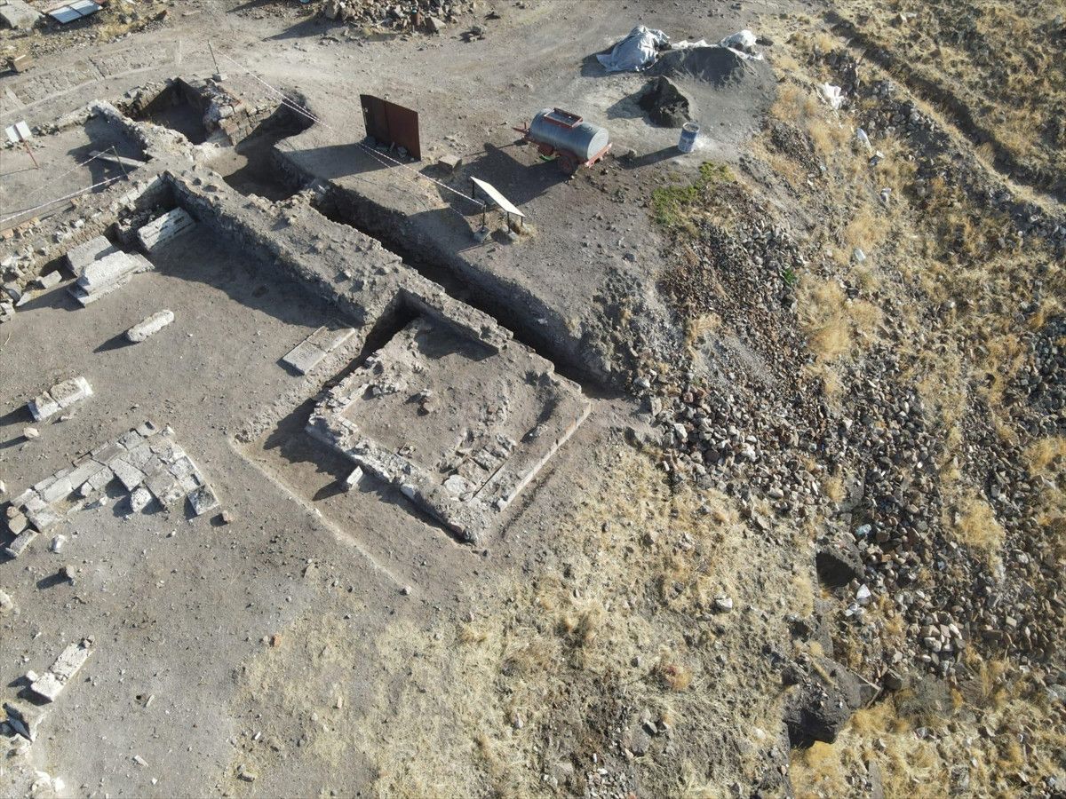 Ani’de tarihi keşif: Yeni bir Selçuklu kümbeti ortaya çıkarıldı 3 anide tarihi kesif yeni bir selcuklu kumbeti ortaya cikarildi 2 IE8w1rOa