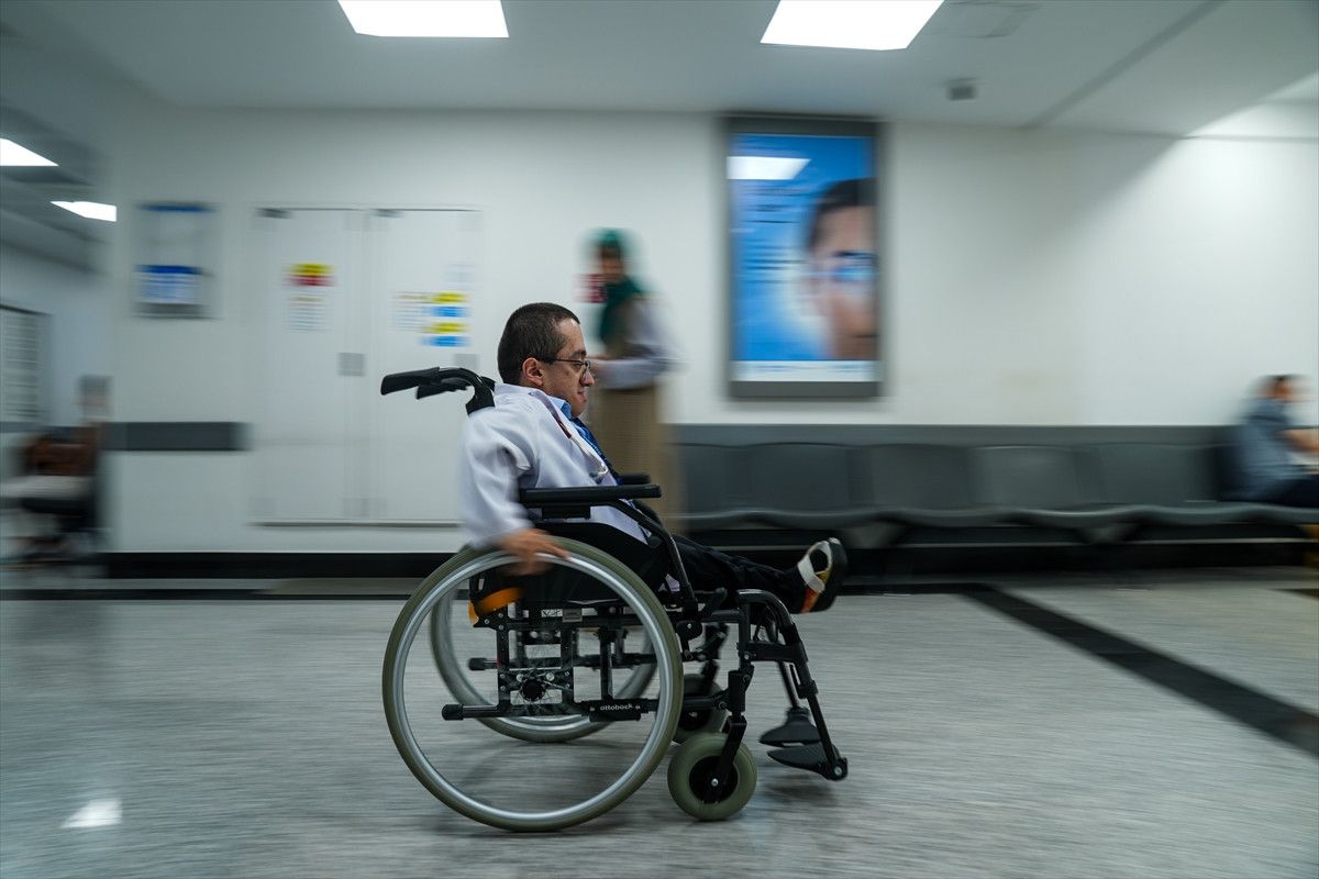 ankarada cam kemik hastaligiyla buyuyen hamzanin doktorluk hayali gercek oldu 1 VsjUJlD9