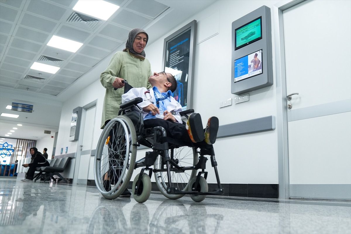 ankarada cam kemik hastaligiyla buyuyen hamzanin doktorluk hayali gercek oldu 2