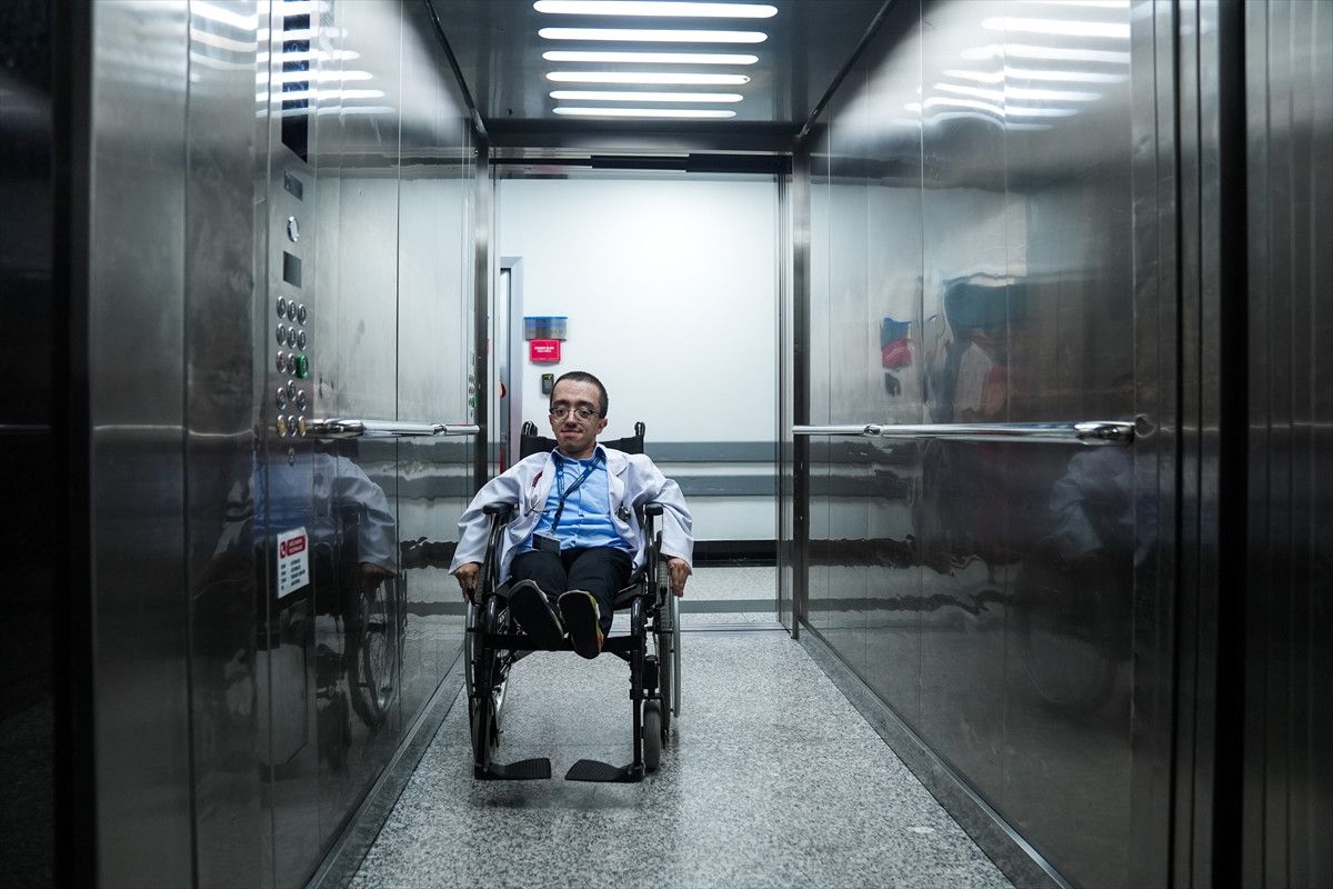 ankarada cam kemik hastaligiyla buyuyen hamzanin doktorluk hayali gercek oldu 4