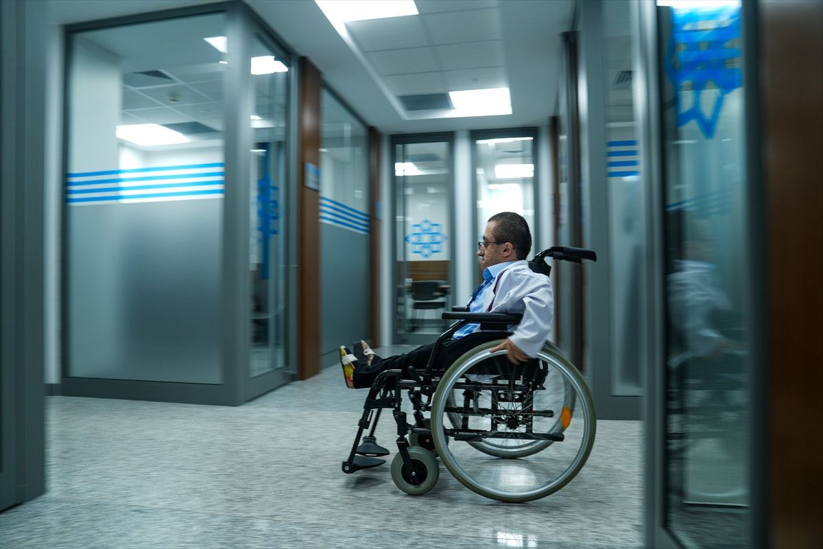 ankarada cam kemik hastaligiyla buyuyen hamzanin doktorluk hayali gercek oldu 7