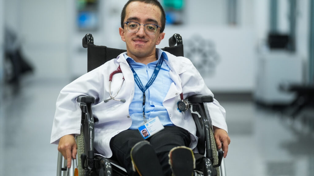 ankarada cam kemik hastaligiyla buyuyen hamzanin doktorluk hayali gercek oldu vpEgXHpl