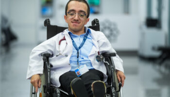 ankarada cam kemik hastaligiyla buyuyen hamzanin doktorluk hayali gercek oldu vpEgXHpl