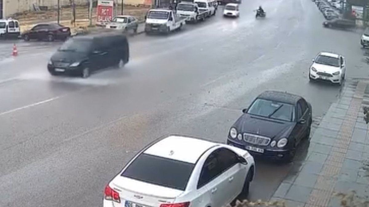 ankarada devrilen motosikletin surucusu metrelerce suruklendi 0 3BAtC1W3