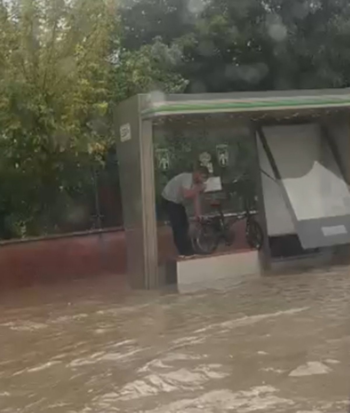 ankarada devrilen motosikletin surucusu metrelerce suruklendi 3