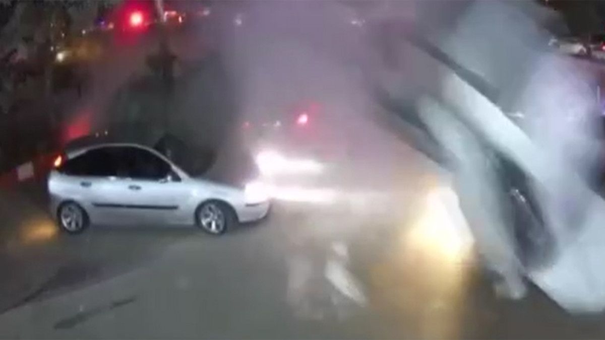 ankarada otomobilin oto yikamaciya uctugu anlar kamerada 3 jvs7P3AM