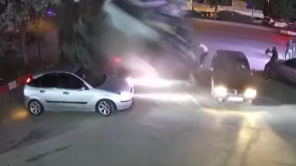 ankarada otomobilin oto yikamaciya uctugu anlar kamerada qzQAKIVE