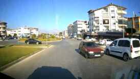 antalyada ambulans soforunun dikkati 1 dakikada 2 kazayi onledi EBZmw9SD