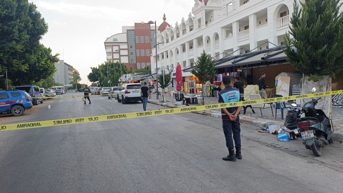 antalyada esnafa silahli saldiri 1i turist 3 yarali 3 kjK8Q91k