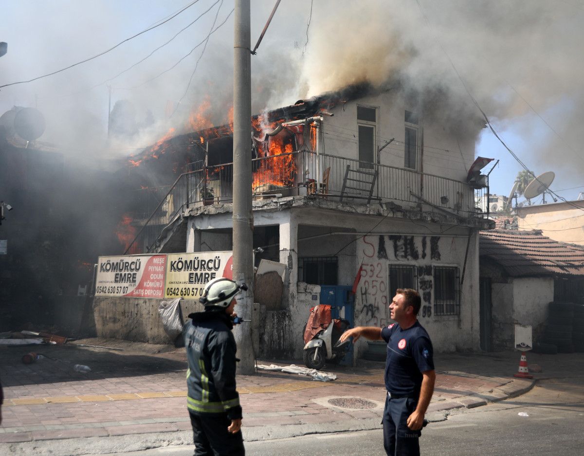 antalyada evini atese veren adam yangini tabureye oturup izledi 1 dijmePPV