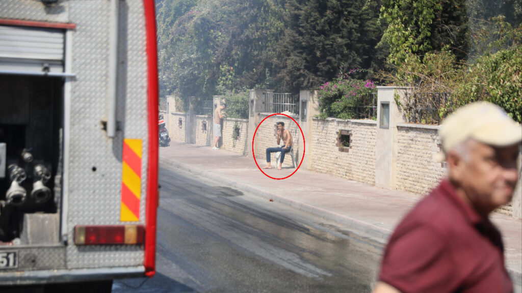 antalyada evini atese veren adam yangini tabureye oturup izledi OXw9K2Al