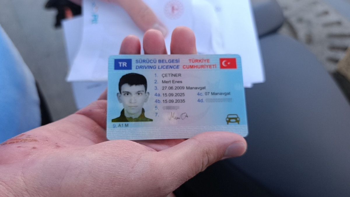 antalyada genc surucu ehliyet sevincini polisle paylasti 1 4riO6eeT