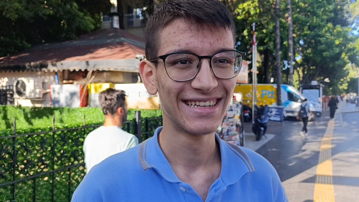 antalyada genc surucu ehliyet sevincini polisle paylasti 2 9AEmUa5V