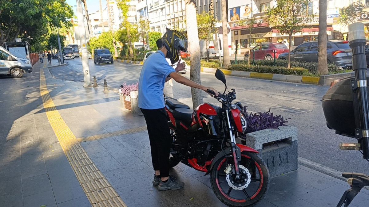 antalyada genc surucu ehliyet sevincini polisle paylasti 3 P6RZd9m8