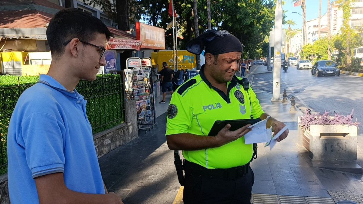 antalyada genc surucu ehliyet sevincini polisle paylasti 4 jEnu3buy